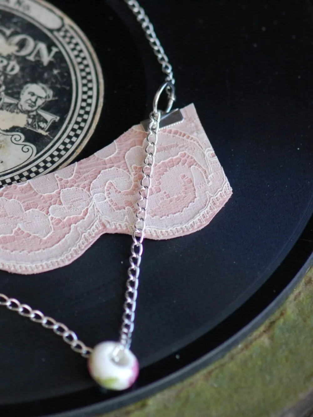 Romantic white lace on leather necklace - Boho chic ivory leaf lace - Picture 5 of 5